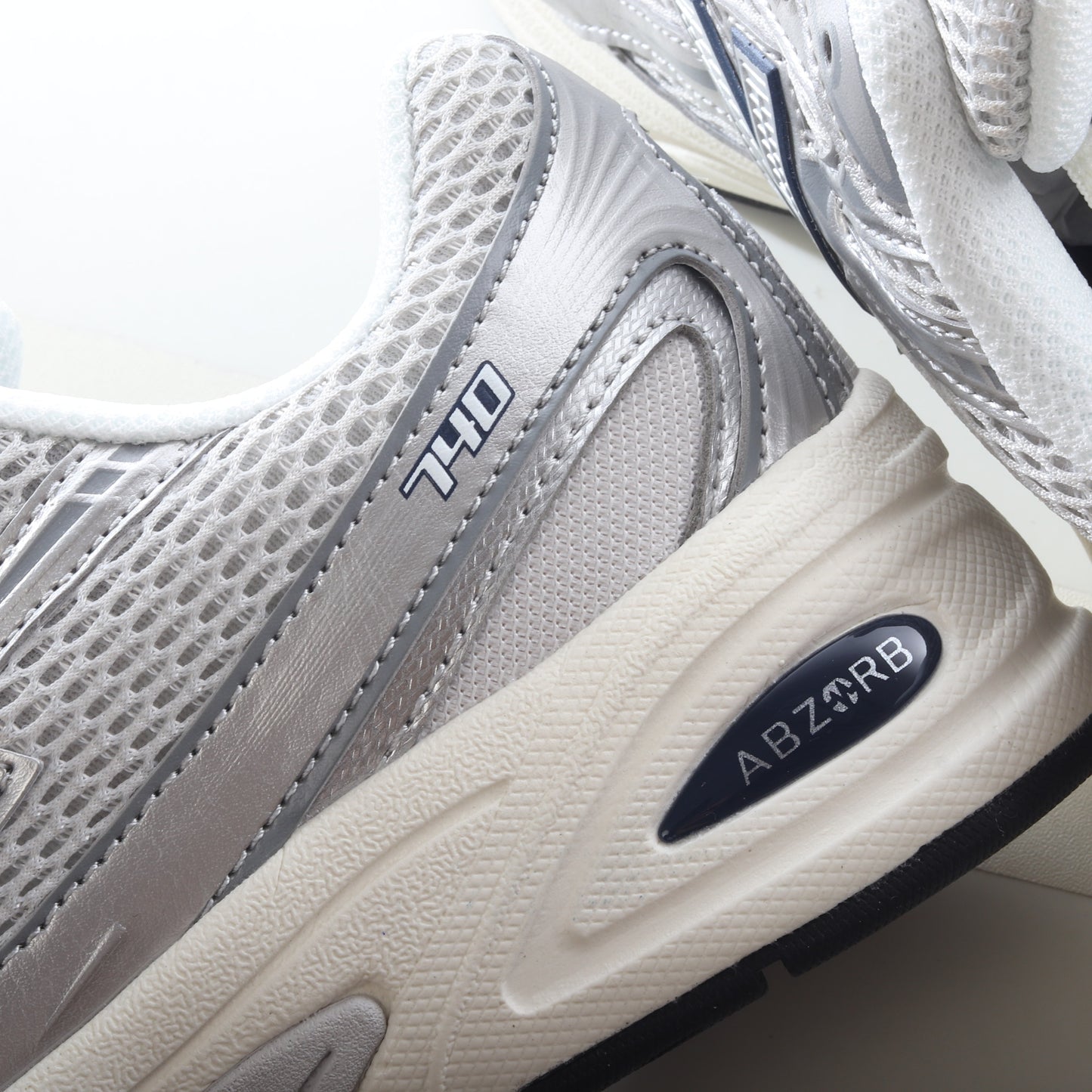 New Balance 740 Retro Silver Cream