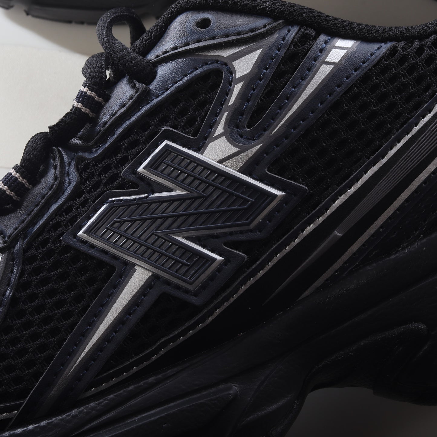 New Balance 740 Black