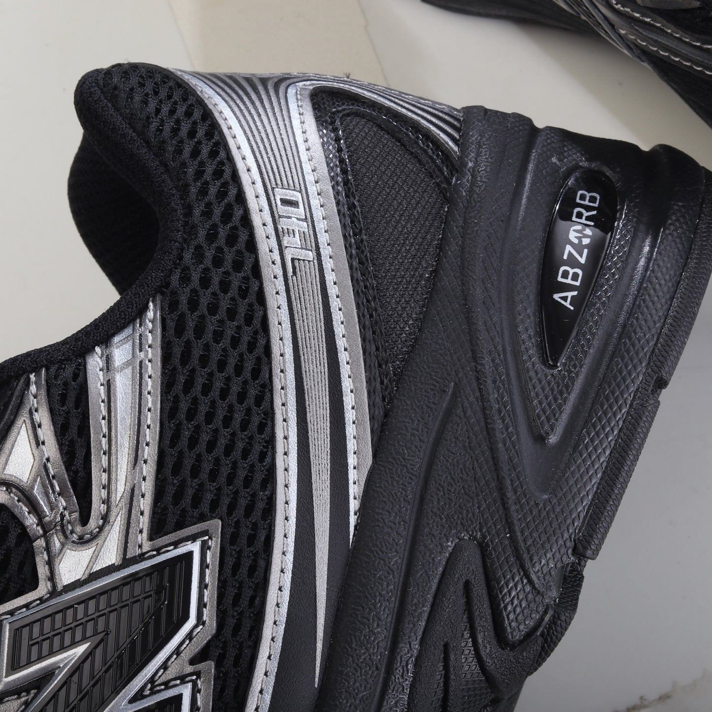 New Balance 740 Black Silver