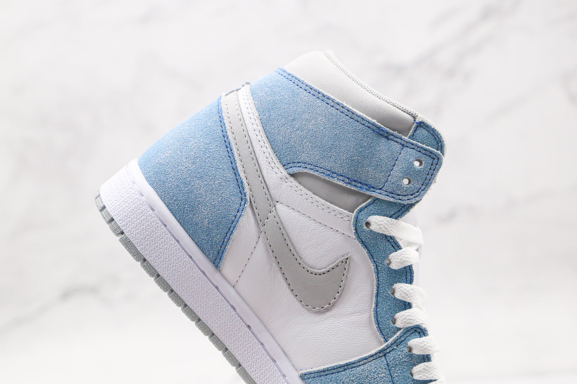 Air Jordan 1 High Hyper Royal