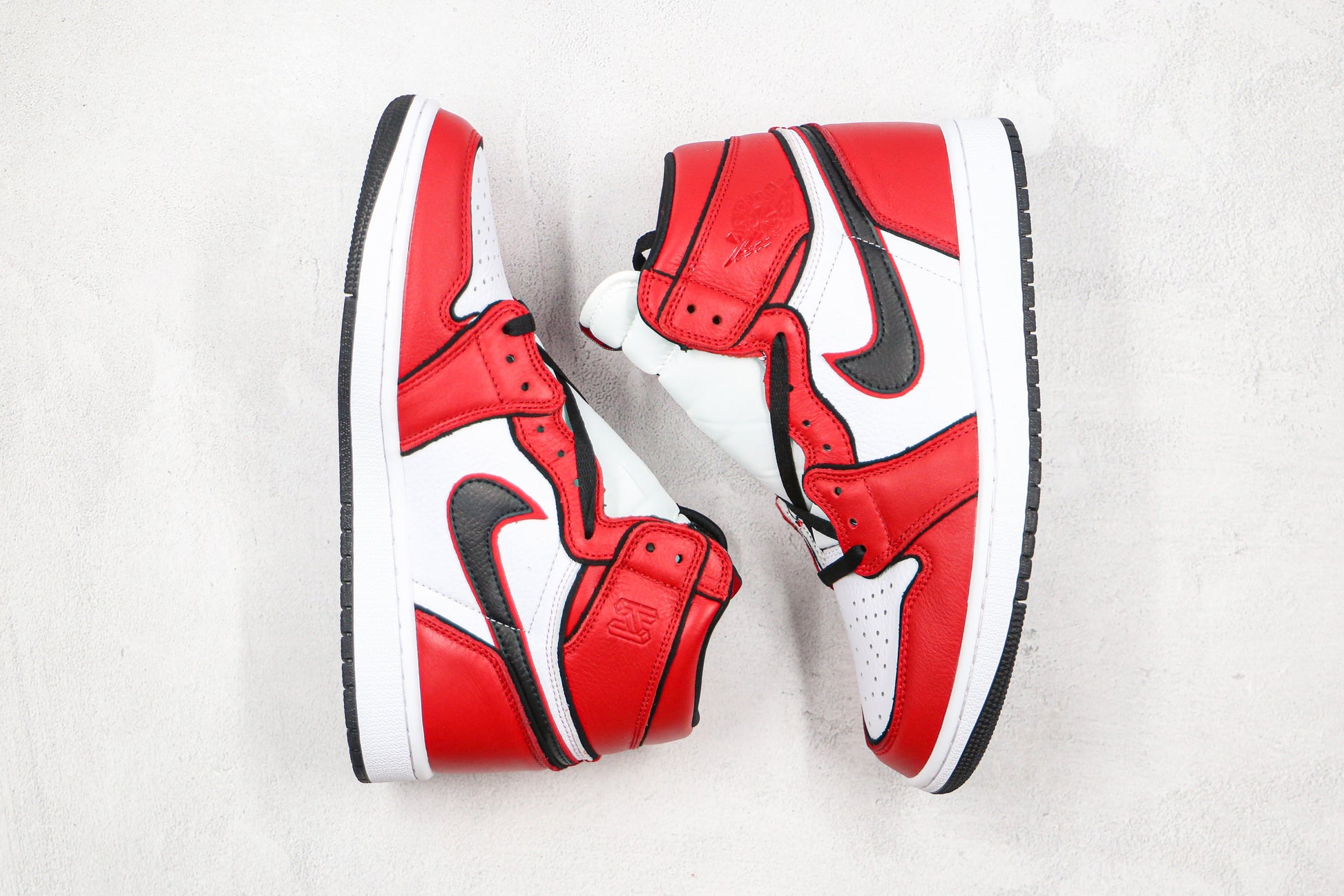 Air Jordan 1 High Red Black Outline
